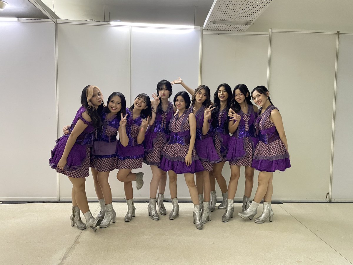 fiachuuu's tweet photo. 4! #JKT4810thAnniversaryConcert https://t.co/eTIZ28IXic