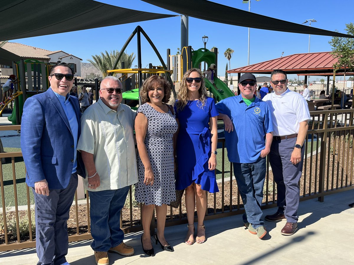 ColtonJUSD's tweet photo. Today we celebrated at the Grand Opening of the beautiful new Ayala Park and Community Center in Bloomington. The Community Center features artwork by some of our #CJUSD middle school students! @JBMS_CJUSD @ROHMS_Bulldogs https://t.co/xySHS8Rd7r