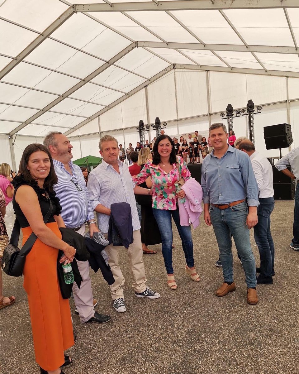 ElenaCandiaLu's tweet photo. Hoxe, despois dunha maña de traballo, acerqueime a #Burela polo convite do @PPdeBurela.
Puiden ver como elaboran o bonito de distintas maneiras e saudar a b@s amig@s en #Produart. https://t.co/yJzzSA9nje