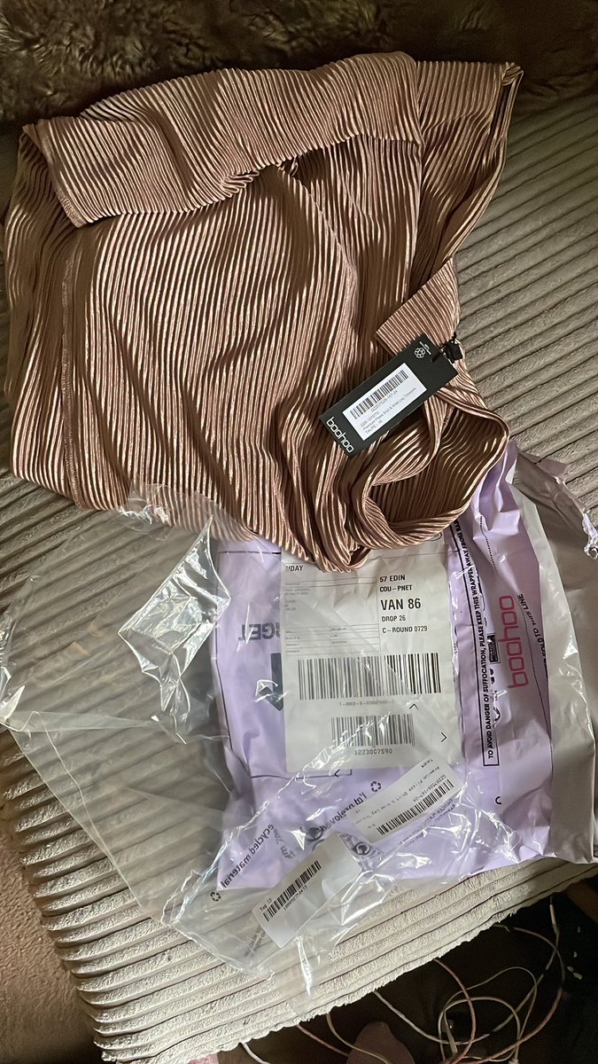 fmcroberts81's tweet photo. @boohoo_cshelp i have just got my order which only had the trouser and not the top. I ordered the premium plisse shirt and wide leg trousers and only got the trousers, rolled up and inside out. How can i get the top before Wednesday when i leave on holiday. https://t.co/5dCdF5DrLu