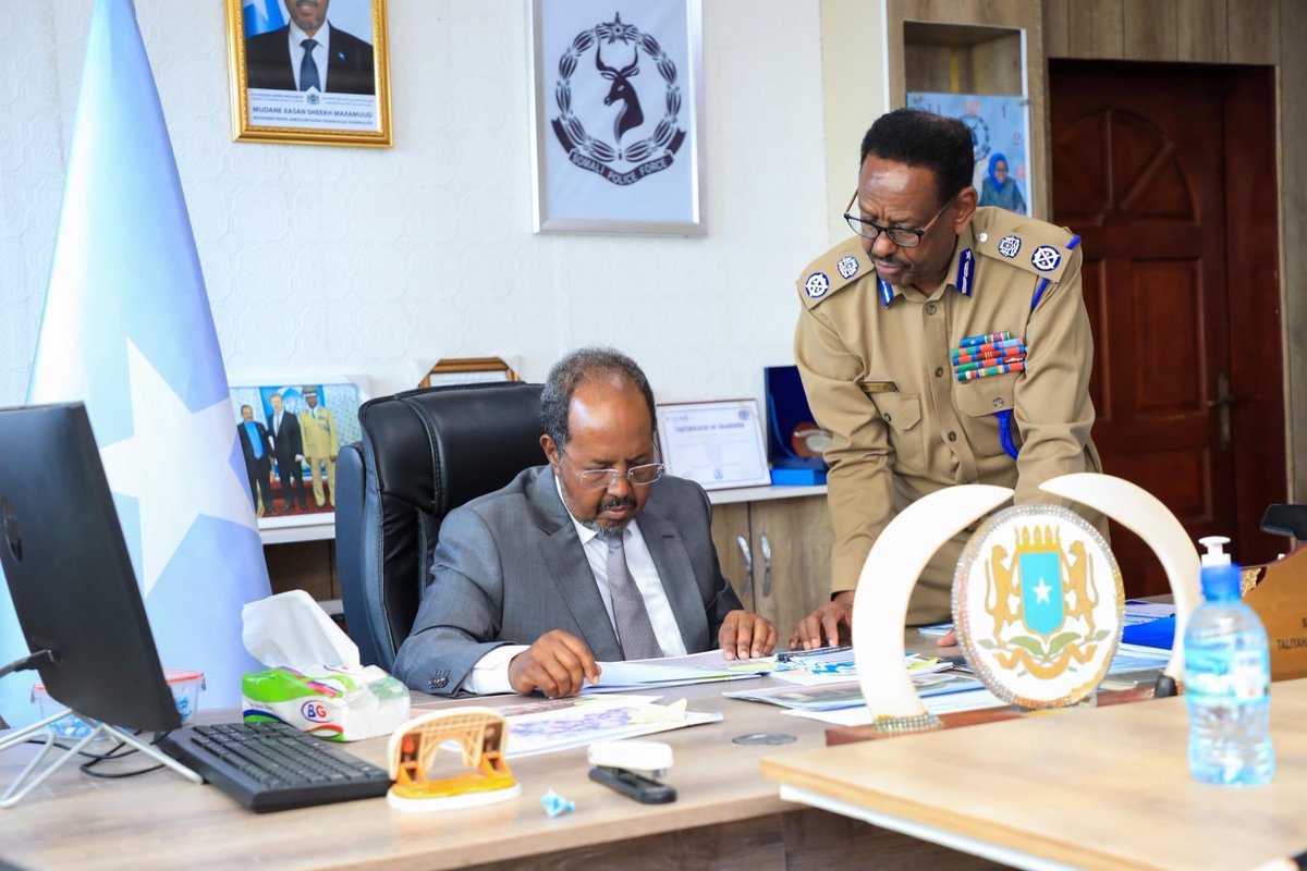 TheVillaSomalia's tweet photo. Madaxweynaha JFS Mudane Xasan Sheekh Maxamuud oo kormeer shaqo ku tagay Taliska Ciidanka Booliska Soomaaliyeed ayaa ku adkeeyey hirgelinta iyo ilaalinta shuruucda dalka si loo sugo amniga, loona ilaaliyo dowladnimada dalka. https://t.co/GRaXYsuE4h