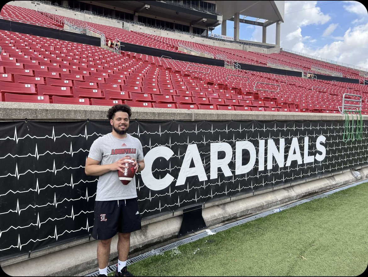 andyrizzle1's tweet photo. Big shoutout to my dog @shan_willis15 for committing to play football for the university of Louisville. Hard work pays off #committed https://t.co/giho0kvZOW