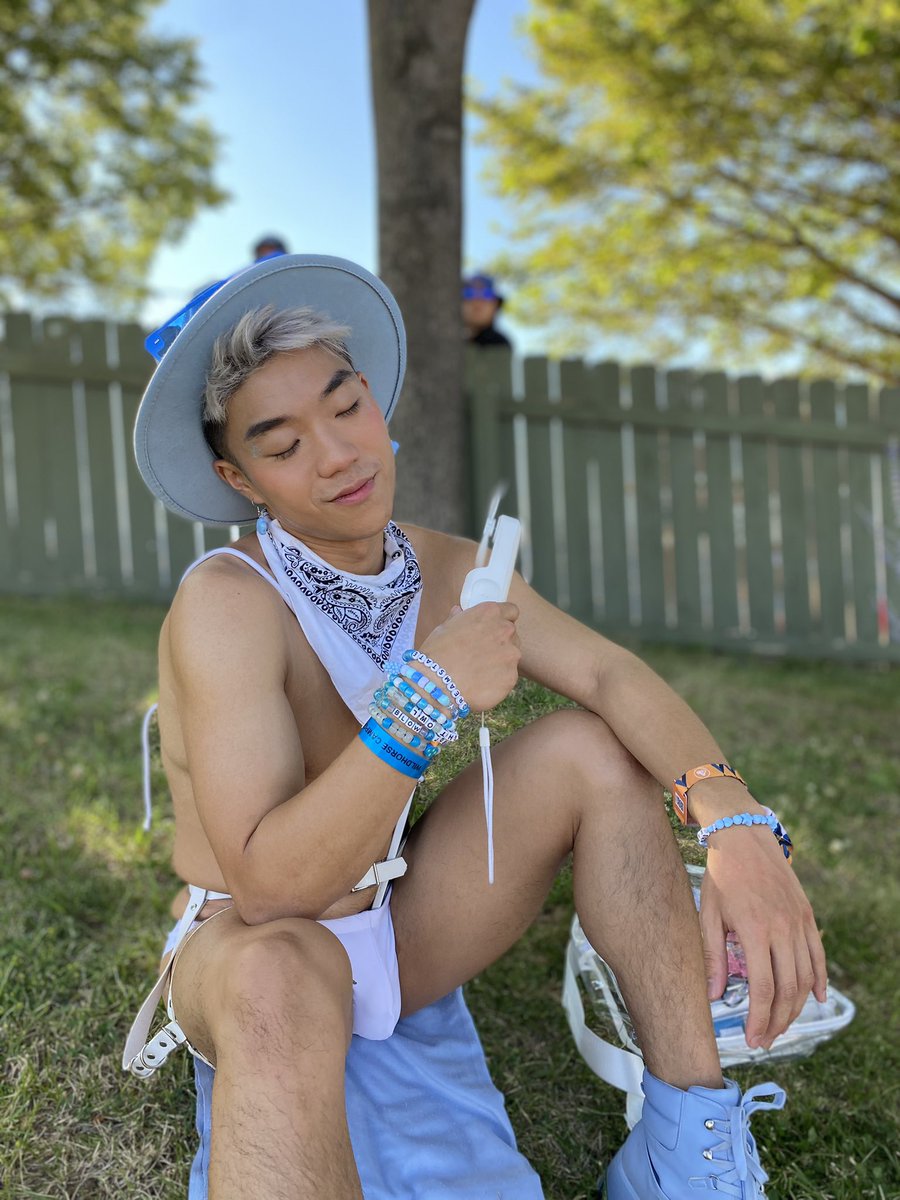 JohnJisuHan's tweet photo. How to combat festival heat: 
•Fans
•Be naked https://t.co/Qj8mWMZLQi