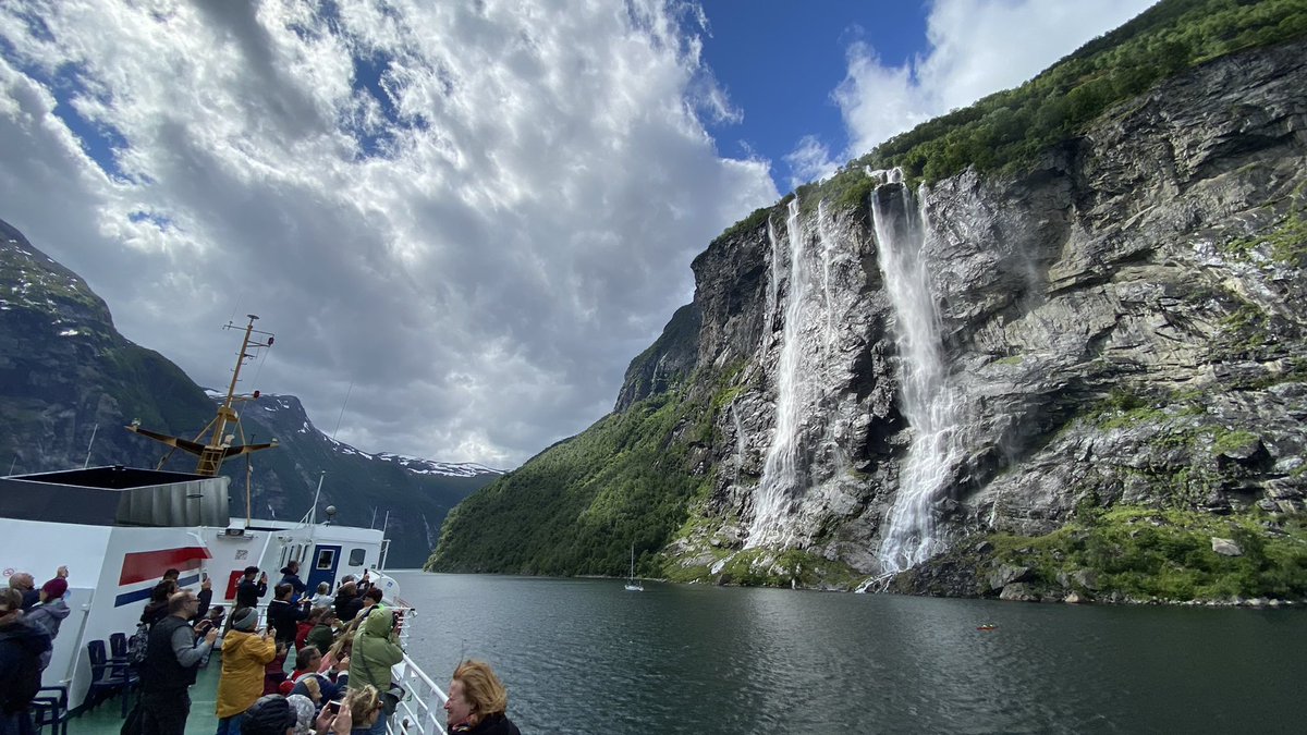 thomasvdschoor's tweet photo. @NicoBaars55 Genieten! Wij zijn net terug van drie weken Noors natuurgeweld. Boottocht door het Geirangerfjord is een dikke tip. Veel plezier en sla wat wijn in op de boot 😉 https://t.co/Jmo91ZhLyN