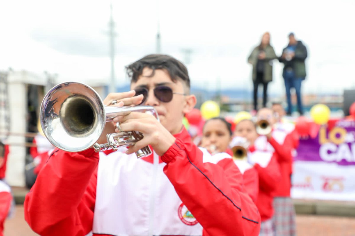 Alcaldiakennedy's tweet photo. La mejor manera de celebrar el cumpleaños de Bogotá, es con sus habitantes. 💛❤️  

El parque Gilma Jiménez está a reventar, sin importar el frío, cientos de personas llegaron a disfrutar de la feria #KennedyAlBarrio. 😀 Ven, te esperamos. #YoCelebroLos484DeBogotá https://t.co/NOicdBKcPt
