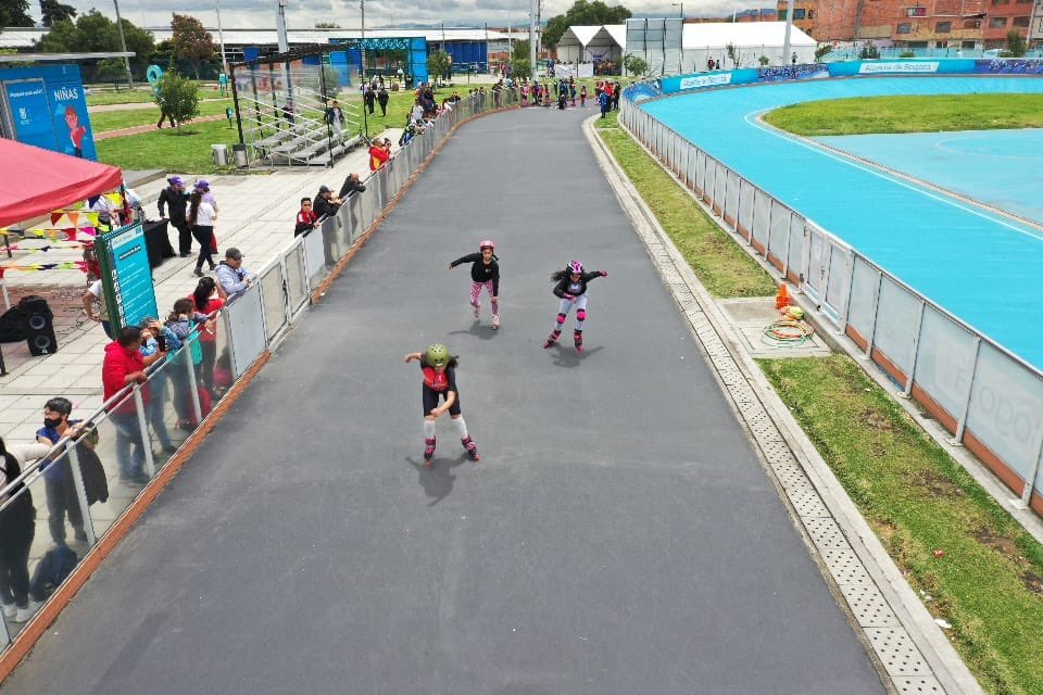 Alcaldiakennedy's tweet photo. La mejor manera de celebrar el cumpleaños de Bogotá, es con sus habitantes. 💛❤️  

El parque Gilma Jiménez está a reventar, sin importar el frío, cientos de personas llegaron a disfrutar de la feria #KennedyAlBarrio. 😀 Ven, te esperamos. #YoCelebroLos484DeBogotá https://t.co/NOicdBKcPt