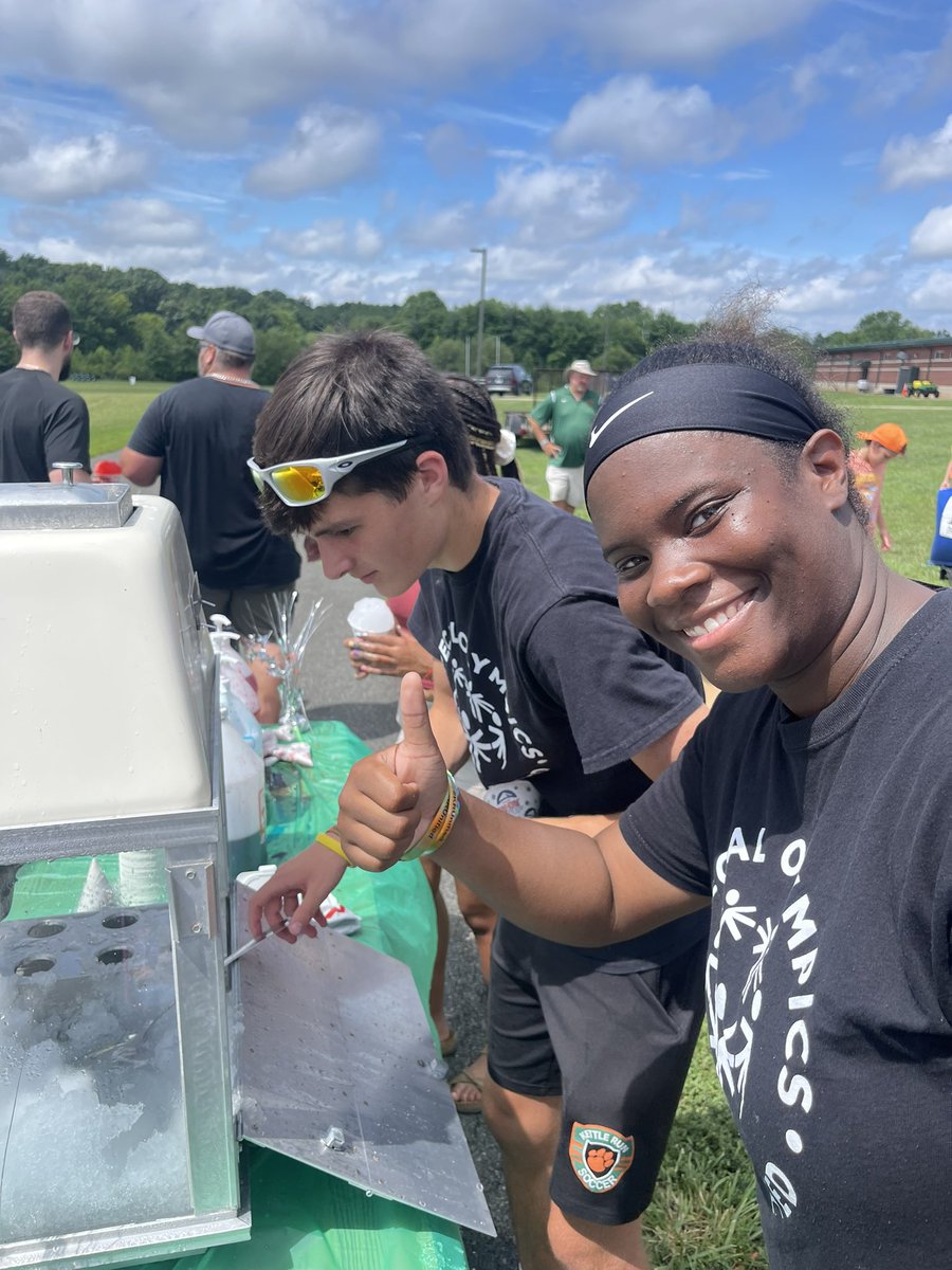 KrUnified's tweet photo. Our KRU kicked off the year with an awesome tailgate at the football 🏈 scrimmage. 🧡💚We faced the heat 🥵 and served over 200 snow cones 🍧 Can’t wait for the year to begin 🤩  #NewYearNewKRU #SnowConeKRU #BestKRUever @KaseyWilloughb4 @KRAthTrainer https://t.co/juGd9q7oVO