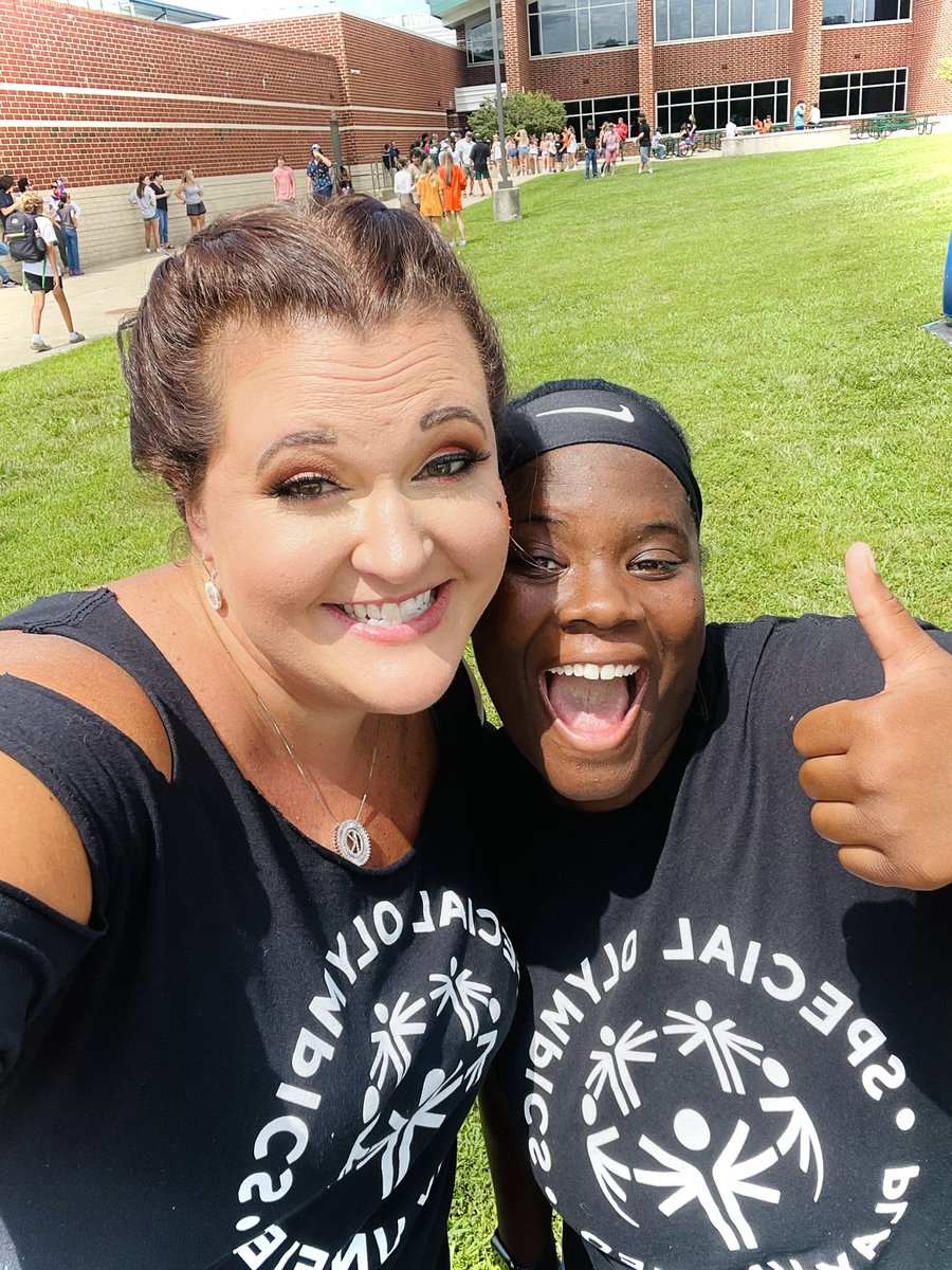 KrUnified's tweet photo. Our KRU kicked off the year with an awesome tailgate at the football 🏈 scrimmage. 🧡💚We faced the heat 🥵 and served over 200 snow cones 🍧 Can’t wait for the year to begin 🤩  #NewYearNewKRU #SnowConeKRU #BestKRUever @KaseyWilloughb4 @KRAthTrainer https://t.co/juGd9q7oVO
