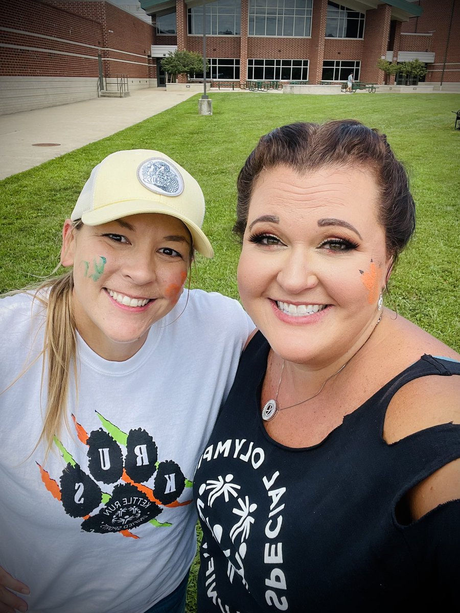 KrUnified's tweet photo. Our KRU kicked off the year with an awesome tailgate at the football 🏈 scrimmage. 🧡💚We faced the heat 🥵 and served over 200 snow cones 🍧 Can’t wait for the year to begin 🤩  #NewYearNewKRU #SnowConeKRU #BestKRUever @KaseyWilloughb4 @KRAthTrainer https://t.co/juGd9q7oVO