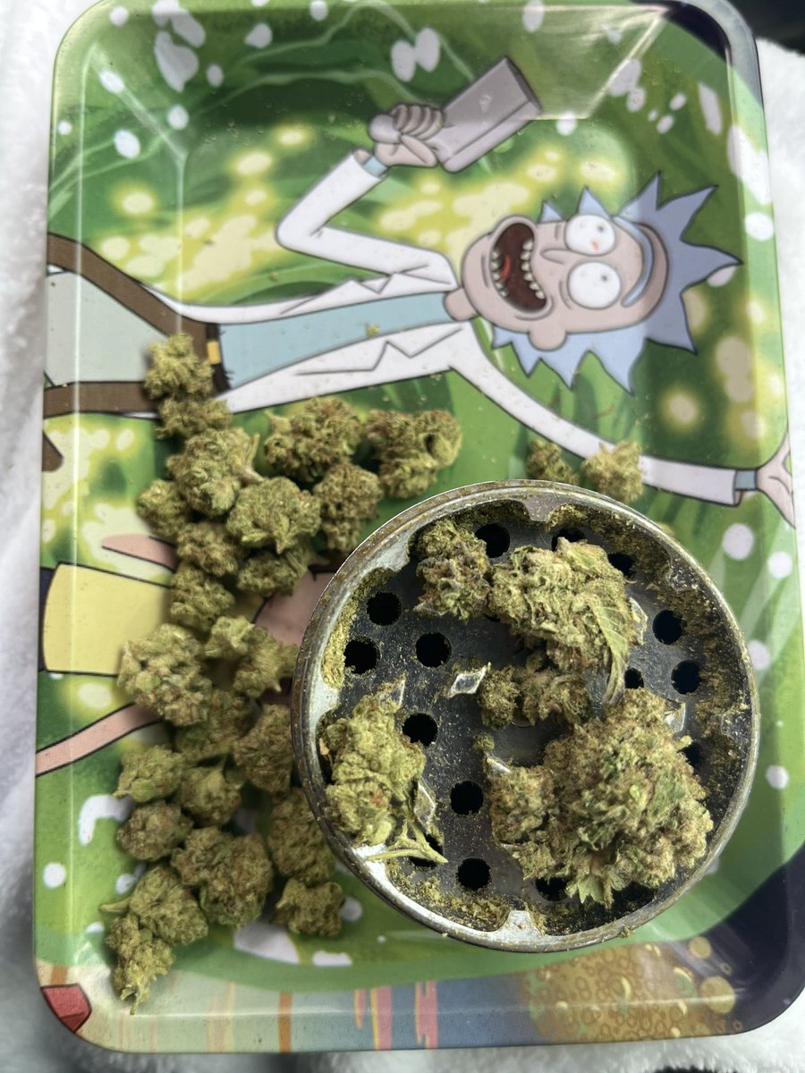 Toking_Stoner's tweet photo. Itโs that time again #stayinghigh #420fam #weedcommunity #rollingjoints #thehighlife https://t.co/gCmmuCPuqw