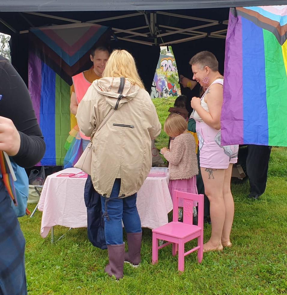 Pyry_p's tweet photo. Oulu Pride 2022: ihanaa tohinaa! #oulupride #fpuolue https://t.co/FWmiUMOs4n