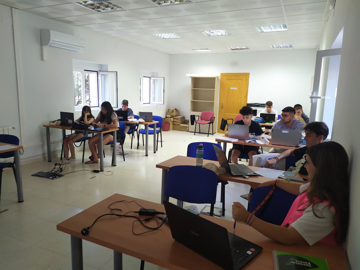 El viernes estuvimos con l@s jóvenes alumn@s del curso que se está impartiendo en la Mancomunidad, "Gestor de redes sociales".
Con los más jóvenes aportando ideas a la nueva Estrategia de Desarrollo que viene. 
Agradecemos al profesor Ricardo su buena acogida.<a href="/RetoDTEx/">Reto Demográfico TEx</a>