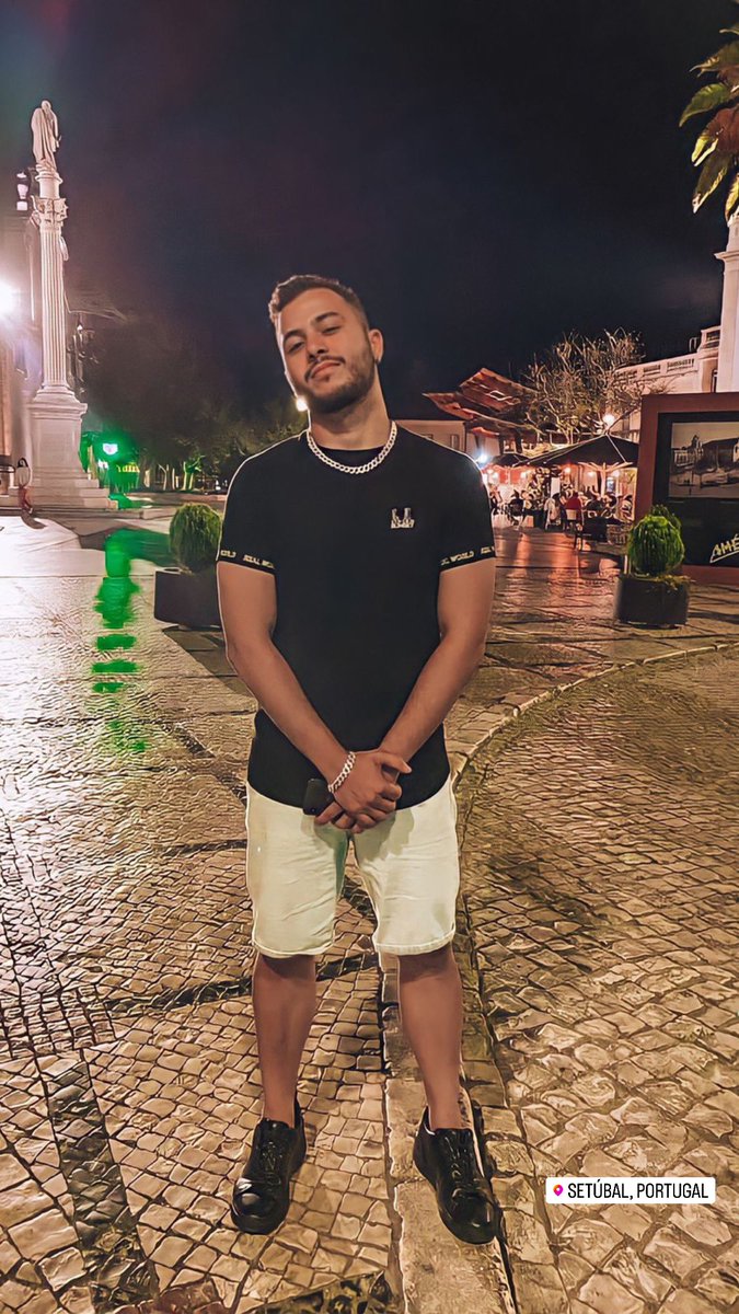 PaulloVicttor95's tweet photo. Grama de maciço pesa na minha corrente
Pelo pescoço ela perguntou se eu sou gerente
Traficante de informação, coisa mais pra frente… 🎵@L7nnon1994 https://t.co/iwQ7Rh0rIX