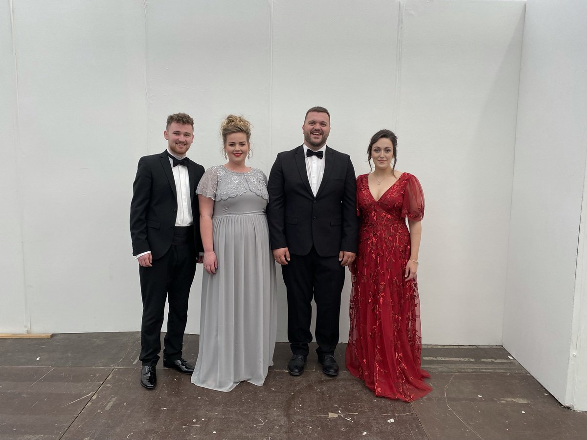 RobinGruffudd's tweet photo. @eisteddfod Tregaron wedi bod yn un bythgofiadwy i mi. Ar 17 mlynedd ers bod ar lwyfan y pafiliwn y tro diwethaf, cefais gamu ar y llwyfan i gystadlu am Towyn Roberts a wedi rhannu llwyfan efo cantorion ffantastic! https://t.co/DmBk97TEOA