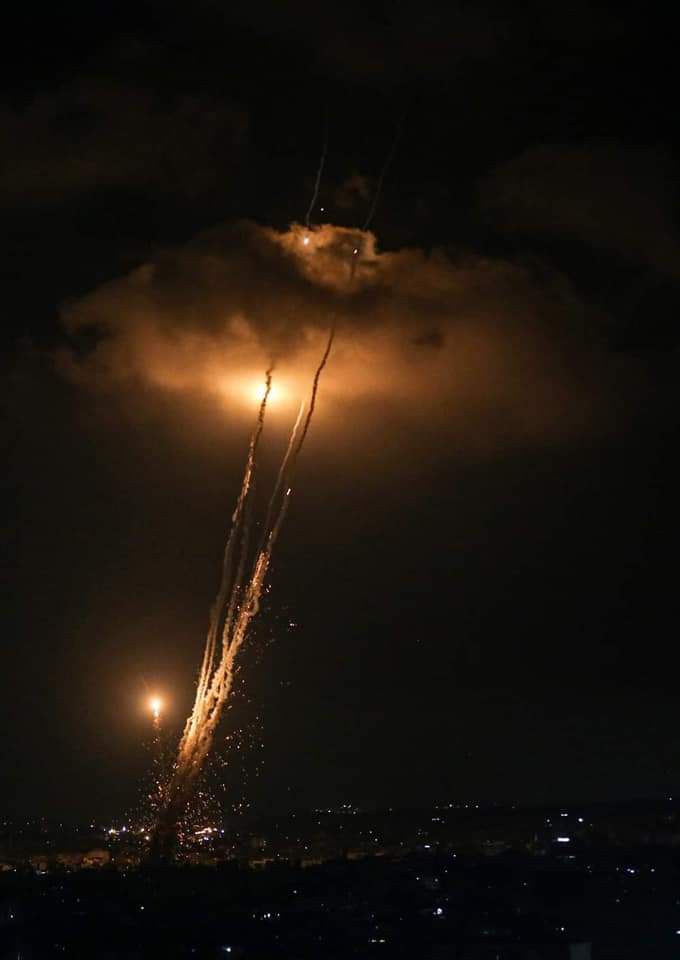 Gazamediaa's tweet photo. Langit Gaza sekarang💔

#gaza_under_attack_now 

#غزة_تحت_القصف_الاسرائيلي https://t.co/4IhfrnDgtE