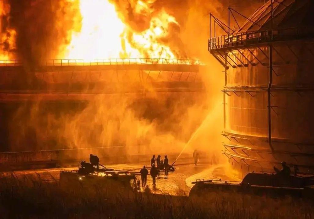 Hay imágenes estremecedoras. En medio de las llamas, aparecieron ángeles. Ellos son la esperanza de todo un pueblo. #FuerzaMatanzas 

<a href="/DeZurdaTeam_/">DeZurdaTeam 📳</a>