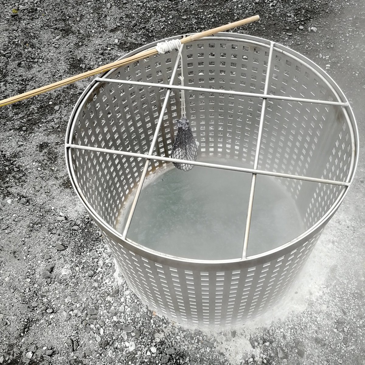 Azylog's tweet image. On s'emmerde pas en Islande : un trou dans le sol et on fait cuire les œufs