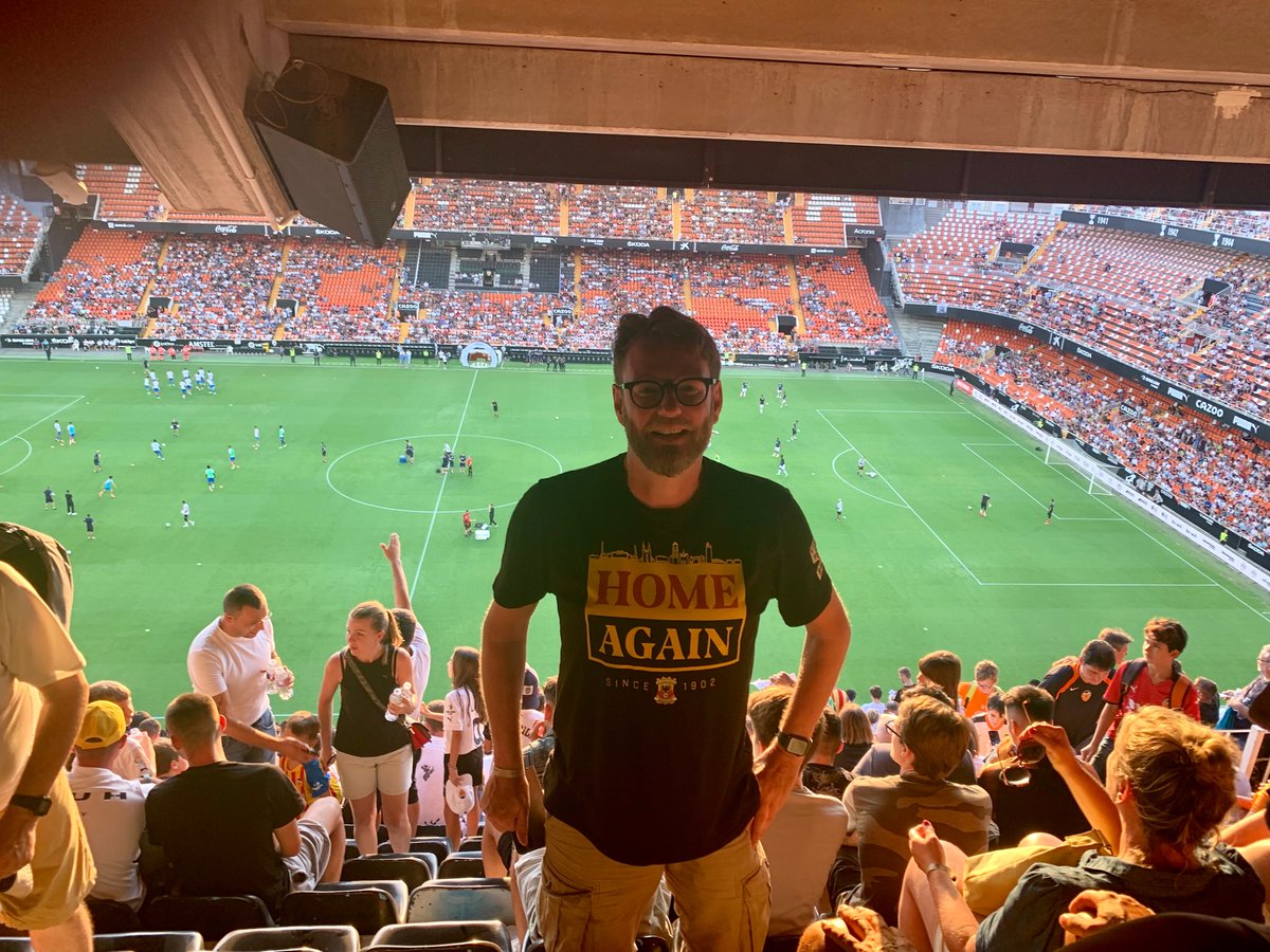 Buffalo_Neil's tweet photo. In de afdeling #eaglesareeverywhere in het waanzinnige Mestalla beland #kowet #goaheadeagles #cfvalencia #atalantabergamo https://t.co/F7Z8kmq82O