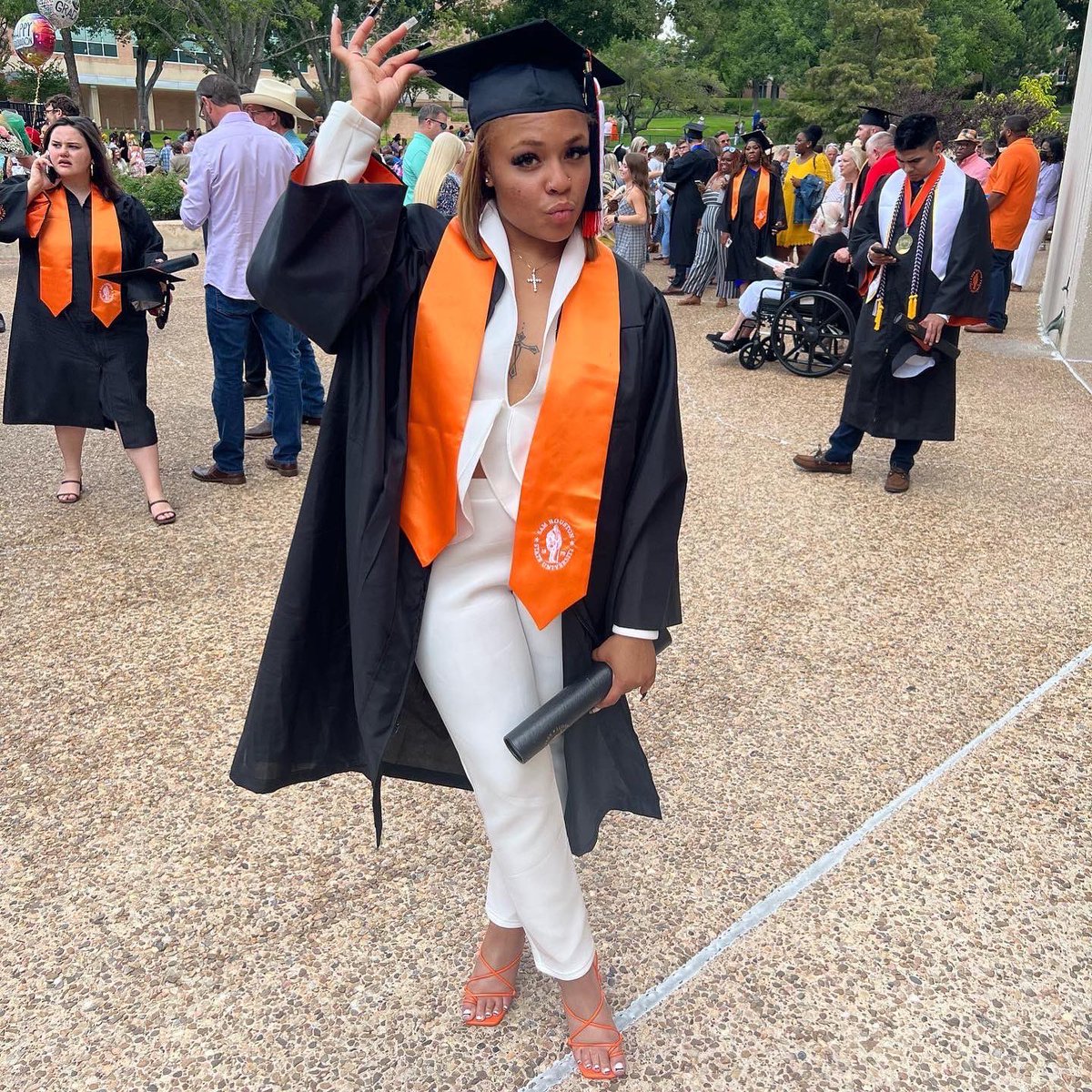 itsyafavredd's tweet photo. It’s been real #shsu22 more than a body 📚🖤🧡 https://t.co/j147FchVvH