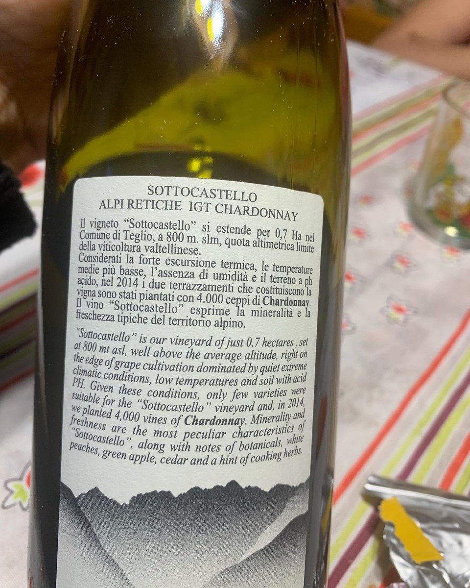 missaglia_sara's tweet photo. La Valtellina in bianco: Marco Fay nel 2014 pianta 4000 ceppi di Chardonnay in località Teglio, al limite della viticoltura valtellinese.
.
Sottocastello: un vino sapido, fresco, elegante, rinfrescante e dissetante.
.
#chardonnay #valtellinainaltoicalici #wineoneway #WoW https://t.co/NEFCcTLL4s