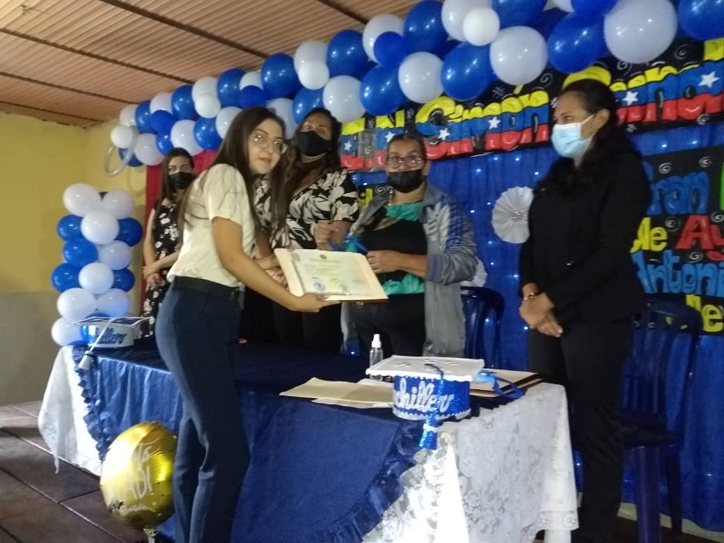 uencandiales's tweet photo. Entrega de Título de los graduando de la Vigésimaprimera Promoción de Bachilleres República Bolivariana de Venezuela UEN Simón Candiales https://t.co/vbdHsZNW9D