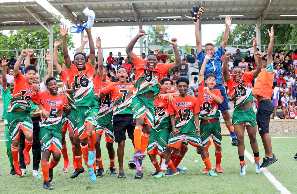 IndeportesAnt's tweet photo. 📣 En una final vibrante, el seleccionado de fútbol de Apartadó, de la categoría B, venció 2-1 a Carepa y se coronó campeón de los Juegos Intercolegiados de Urabá. ⚽ 💚

📸 Foto: Rodrigo Mora Quiroz. https://t.co/zYeEvDJSdH