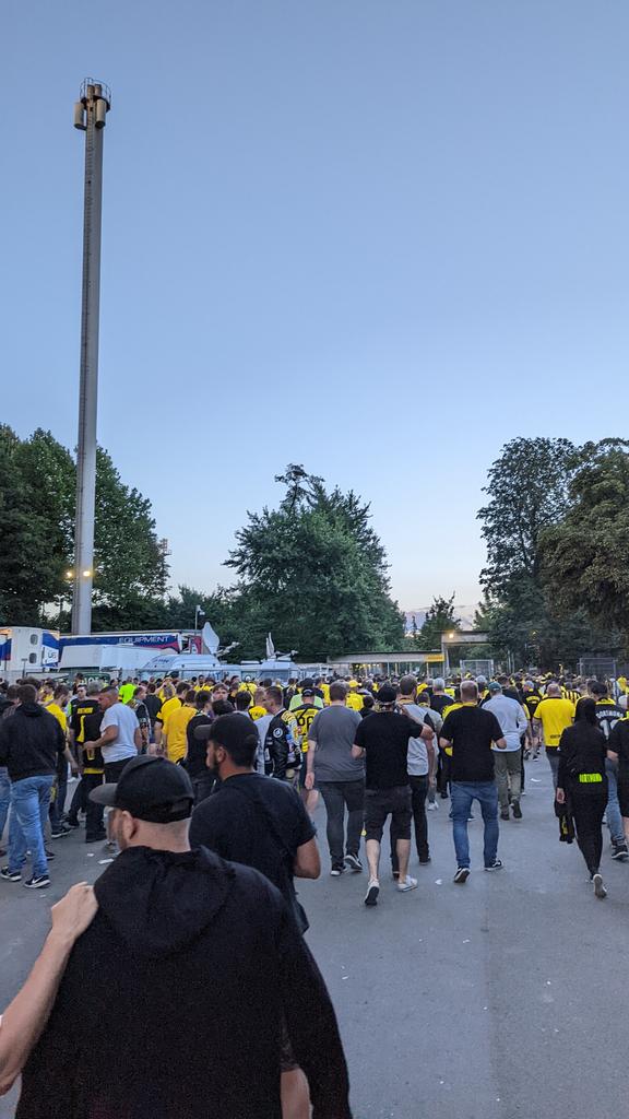a_weithe's tweet photo. #BVBB04 Ausgänge sind offen https://t.co/rm0WLZciU8