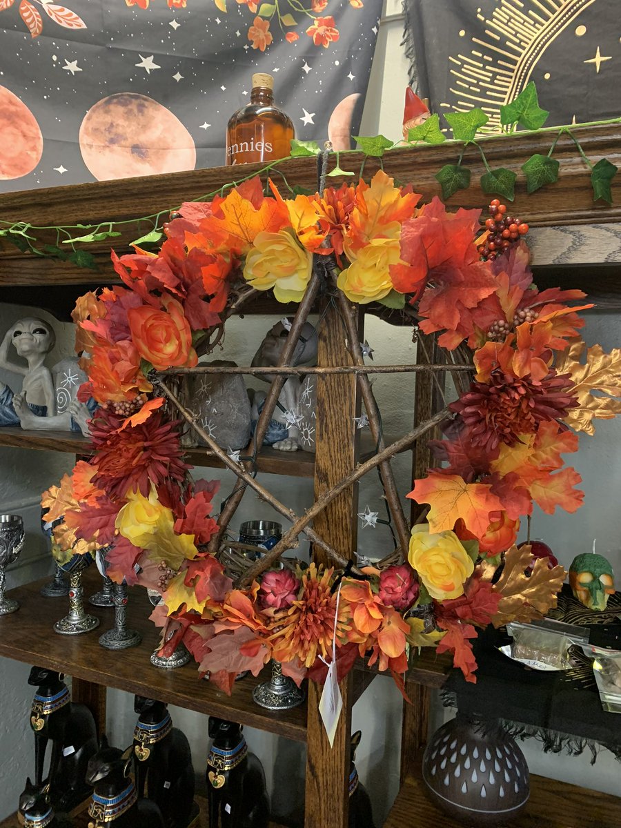 SoulCraftNStuf's tweet photo. Have you ever wanted your own custom reath!? 

Nisa Knight’s Midnight Magick creates one of a kind reaths, and takes custom orders!

Come into Soul Craft @ 131 North Cortez to get more information. 

And they light up! 

#az #prescott #giftshop #crystalshop #funideas https://t.co/wZQih0HZUX