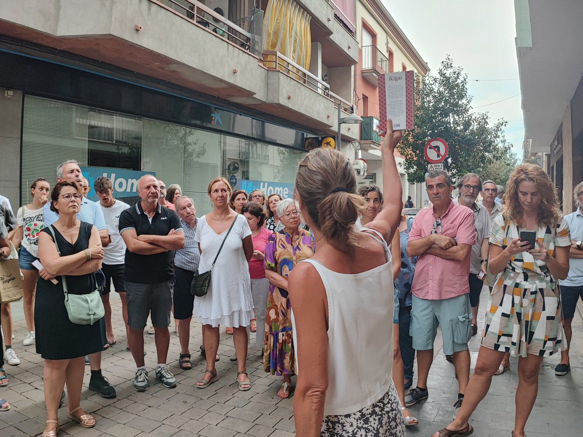 CarmeFenoll's tweet photo. 🌸L'ingredient que domina millor l'@adaparellada com a #LlibreteraVIP és l'essencial: l'entusiasme. Gràcies per les recomanacions tan ben cuinades!! @pobledellibres. https://t.co/yNr1kKOyI0