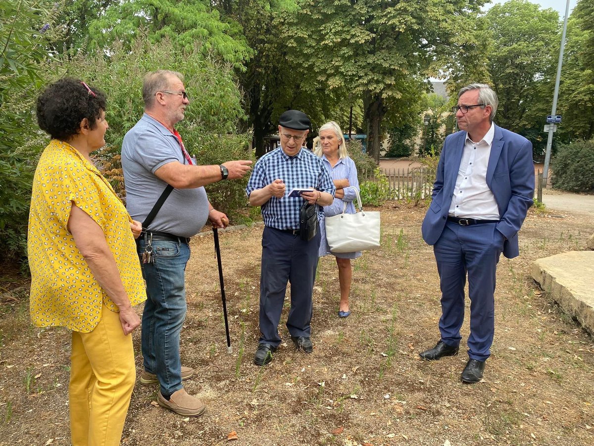 EmmanuelLebeau's tweet photo. 🟢# Épisode 4: le Sablon - visite d’été 🌻🕶⛱de quartiers de #Metz3
Quel plaisir de partager une visite avec des sablonaises et des sablonais.
✔️Beaucoup de questions sur les travaux 🚧 en cours et sur la propreté et sur le collège Rabelais. https://t.co/CW9im2bC0X