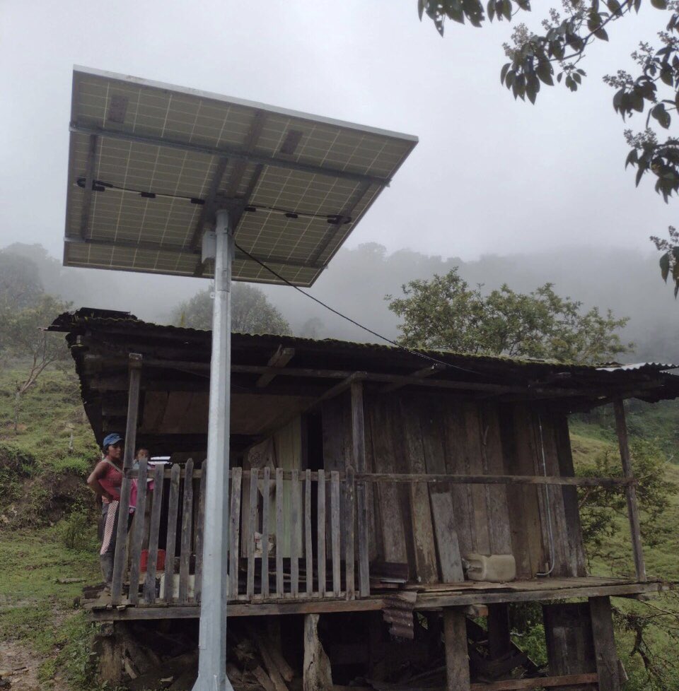 MoniVerdugo's tweet photo. 🔝Desde el @MinEnergiaCo resaltamos la #Entrega del proyecto de instalación de soluciones energéticas para 707 viviendas en Zonas No Interconectadas del Mcpio de El Tambo,@GobCauca, que contó con➕de $14.000 millones de Asignación para la Paz del @Regalias_gov. #VamosPorMás 💡👏🏼 https://t.co/1suPXrQWWR