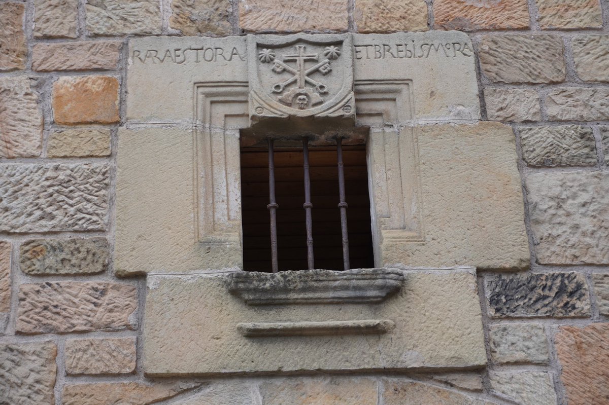 Daviddcoba's tweet photo. Dinteles y sillares reutilizados en Duruelo de la Sierra (Soria). 

El segundo, en un ventanuco muy elaborado con molduras, alféizar y rejas originales, incluye un texto en latín a modo de memento mori: “rara es tora et brebis mora” (eres una raza rara y de corta estancia). https://t.co/mXjNWRXFEq