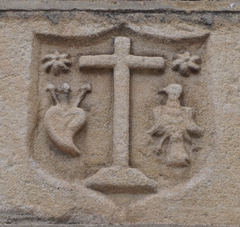 Daviddcoba's tweet photo. Dinteles y sillares reutilizados en Duruelo de la Sierra (Soria). 

El segundo, en un ventanuco muy elaborado con molduras, alféizar y rejas originales, incluye un texto en latín a modo de memento mori: “rara es tora et brebis mora” (eres una raza rara y de corta estancia). https://t.co/mXjNWRXFEq