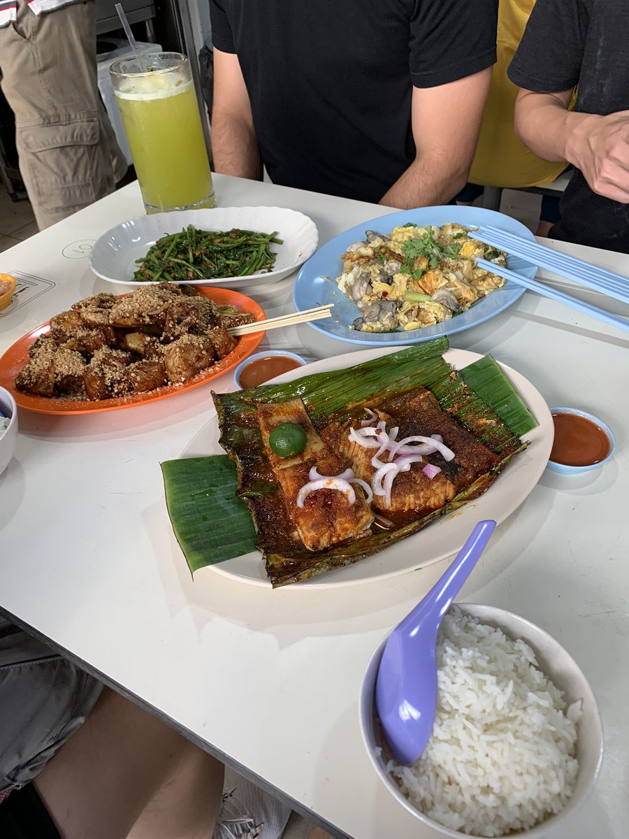 Hawker dinner with <a href="/AndiKhosravi/">Andi Khosravi</a> <a href="/frobin/">yy 🐊</a> <a href="/kukumalu890/">Kukumalu</a> 2xstingray + sugarcane + soursop + chicken wing +++++ visiting the sg suburban arcade