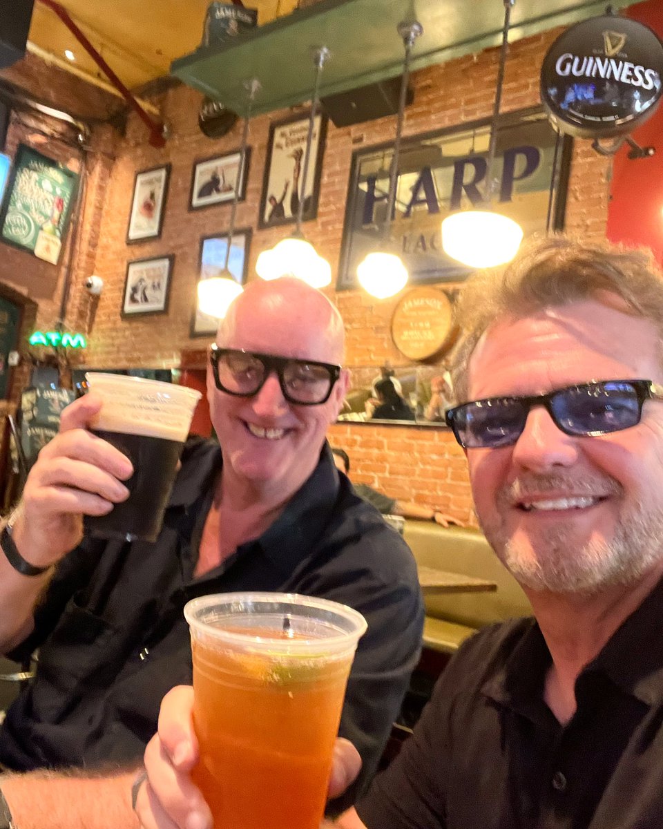 Friday #happyhour in #hollywood with <a href="/ManSeeksAdventr/">Man Seeks Adventure</a> #cheers