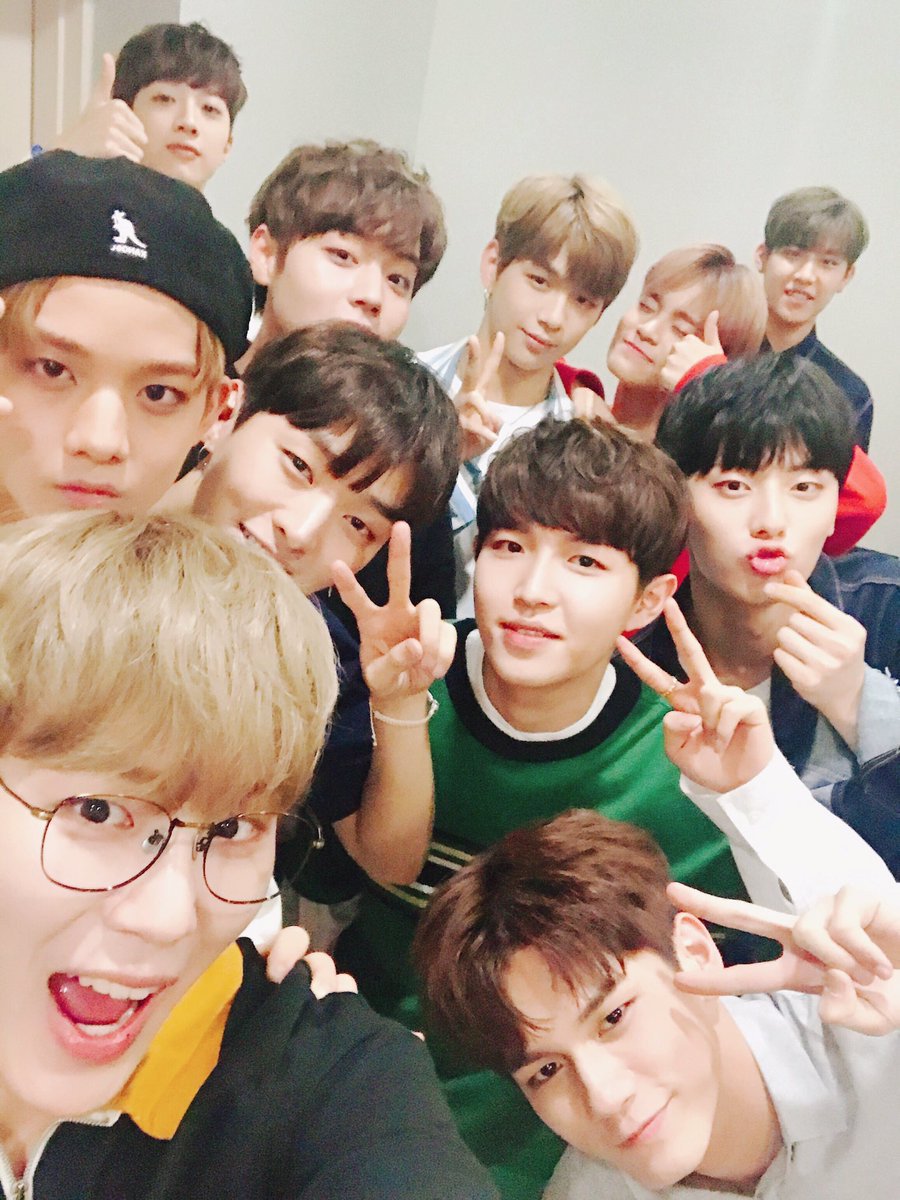 mintchoco527's tweet photo. 170807 완나데뷔일💗💗💗💗💗💗🎊🎉🎆 https://t.co/Gwe8zXp24n