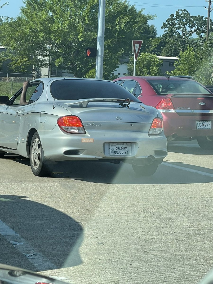 Hey <a href="/Car_Guy_Tom/">Tom Appel ™</a> - rear spoiler wars, 2000 Hyundai Tiburon edition. Extra points for reduced drag on left side. #carspotter #rearspolierwars