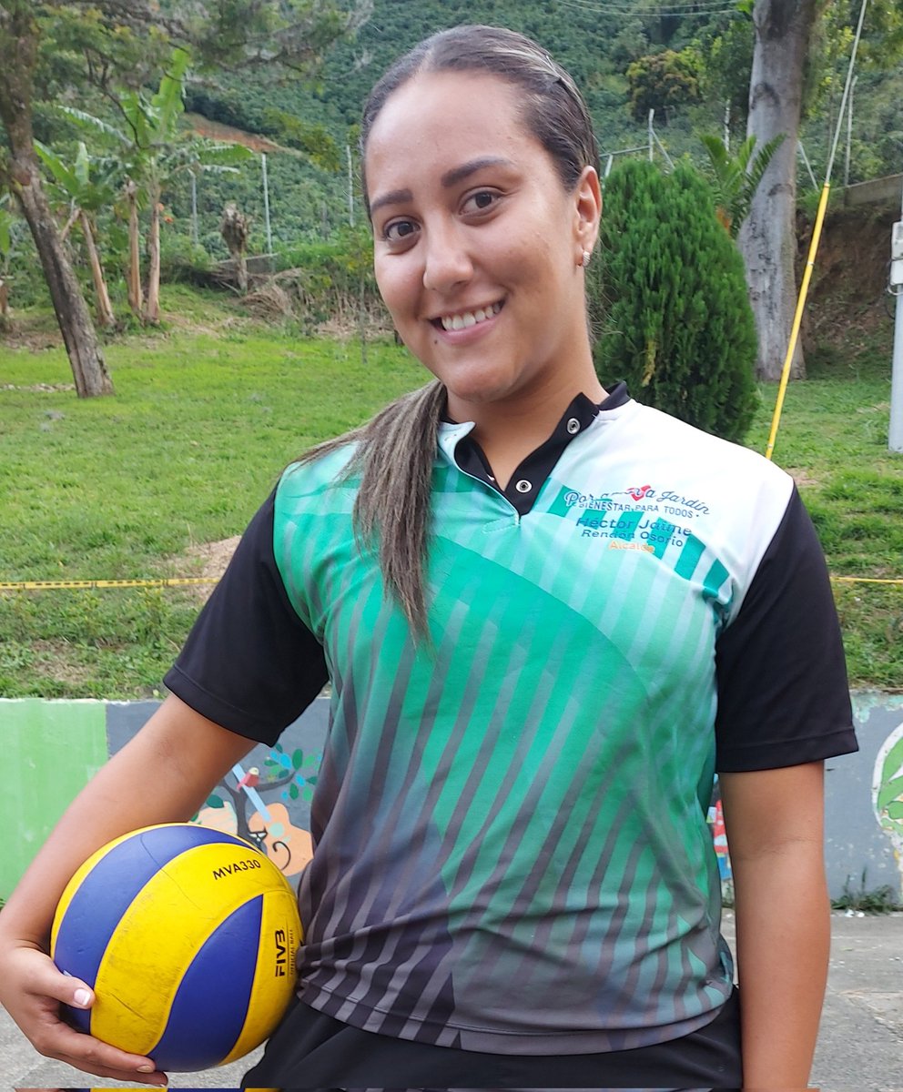 IndeportesAnt's tweet photo. A los 9 años comenzó a jugar voleibol. Fue Selección Antioquia y jugó suramericano. Su mamá y su hermana también jugaron. A sus 23 años, Natalia Apresa es técnica de los equipos de voleibol de Jardín en Juegos Intercolegiados. "El deporte es muy bonito porque salva vidas", dice. https://t.co/gDywyvtIyD