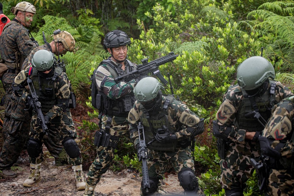 Jatosint's tweet photo. /18
4/8/2022
๐ฎ๐ฉ๐บ๐ธJoint Amphibious Assault using LVTP-7 and BMP-3F
#TNI Cdr Gen. Andika Perkasa and Navy (3rd pic) #TNIAL Cos Adm. Yudho Margono (4th pic) participated directly
#SuperGarudaShield #GarudaShield2022
๐ธTNI AL & Antara Foto/Teguh Prihatna/foc https://t.co/lcDGzvKzwm