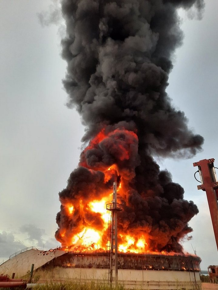 Como nos enseñó #NuestroFidel, ante las dificultades un pueblo unido jamás será vencido esa es la #FuerzaDelPueblo. #FuerzaCuba, #FuerzaMatanzas que no estás sola. Más que orgullosa del coraje y de la valía de mi #Cuba y de su gente. Pa lanté, a ponerle corazón 💪💪
#DeZurdaTeam