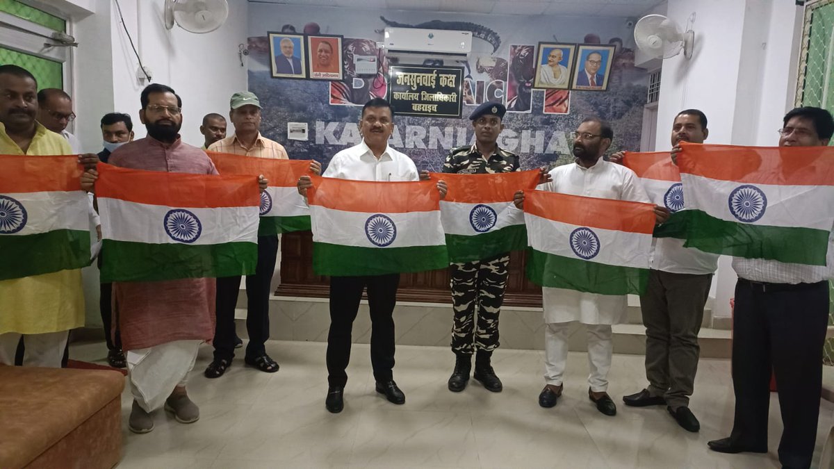 ‘‘आजादी का अमृत महोत्सव’’ अन्तर्गत ‘‘स्वतन्त्रता सप्ताह’’ तथा ‘‘हर घर तिरंगा’’ कार्यक्रम को सफल बनाये जाने के उद्देश्य से डीएम  द्वारा विधायक पयागपुर के साथ कलेक्ट्रेट में एसएसबी की 42वीं व 59वीं बटालियन को भेंट किये गये 07 हजार तिरंगा। #HarGharTiranga #selfwithtiranga