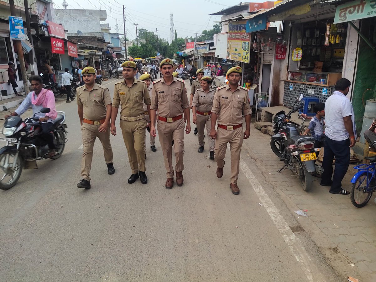 moth_police's tweet photo. श्रीमान वरिष्ठ पुलिस अधीक्षक महोदय जनपद झांसी के निर्देशन में शांति एवं सुरक्षा व्यवस्था के दृष्टिगत थाना मोंठ पुलिस द्वारा क्षेत्र में सार्वजनिक व भीड़भाड़ इलाकों वाले स्थानों पर पैदल गस्त किया गया। #sspjhansi https://t.co/KWCigxjb4Q