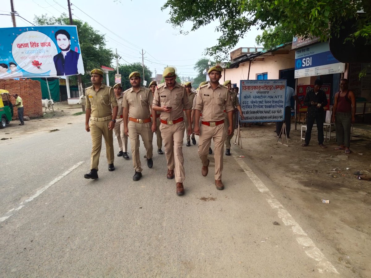 moth_police's tweet photo. श्रीमान वरिष्ठ पुलिस अधीक्षक महोदय जनपद झांसी के निर्देशन में शांति एवं सुरक्षा व्यवस्था के दृष्टिगत थाना मोंठ पुलिस द्वारा क्षेत्र में सार्वजनिक व भीड़भाड़ इलाकों वाले स्थानों पर पैदल गस्त किया गया। #sspjhansi https://t.co/KWCigxjb4Q