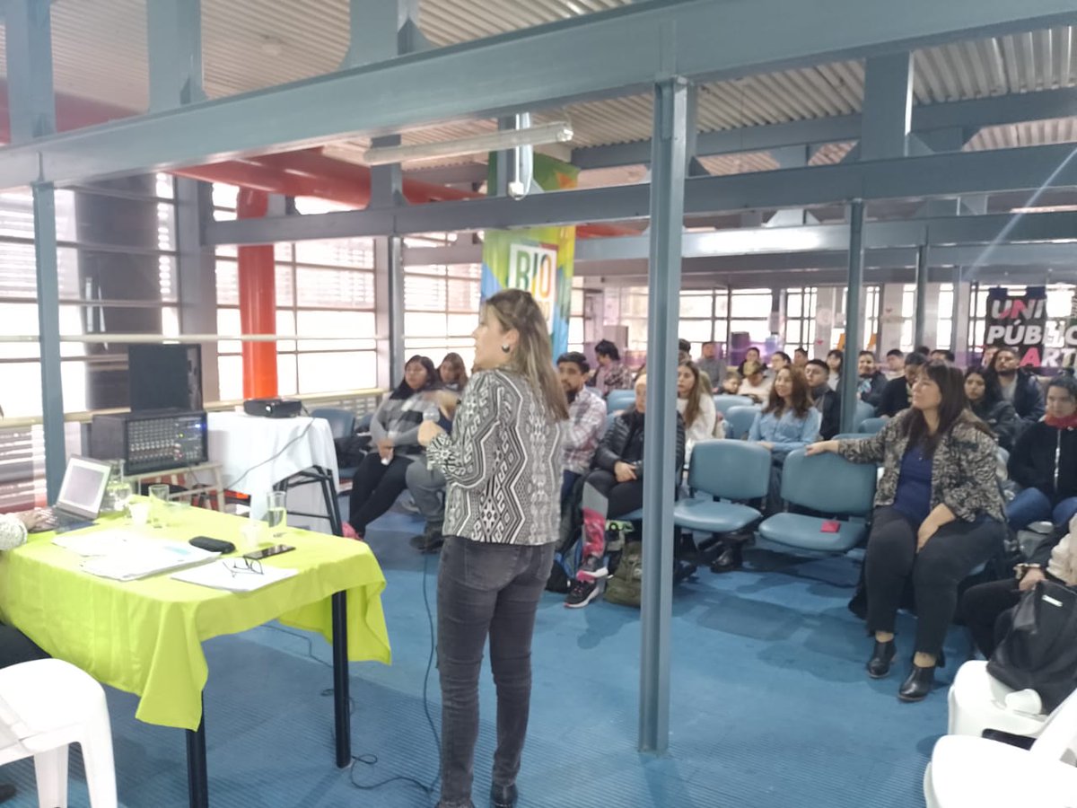 NReynosoRN's tweet photo. #GralRoca
Muy feliz de estar participando del  3° encuentro de Género y Diversidad "El largo camino a la Equidad Docente", junto a @jfernandezok Legisladora de @BloqueJSRN 
Desde nuestro partido trabajamos día a día para generar igualdad de oportunidades entre mujeres y hombres💜 https://t.co/4F2jdyCxoB