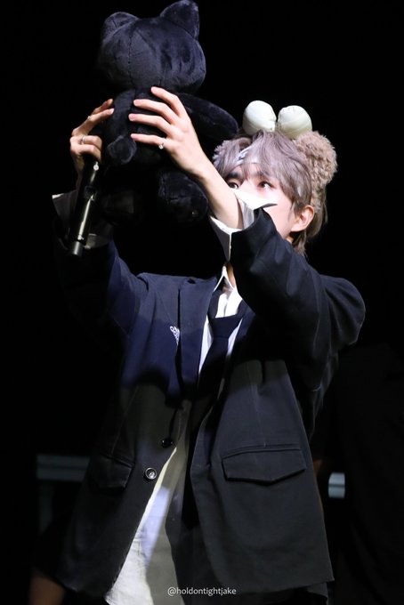 heejakecontext's tweet photo. wait, the adorable black cat plushie that jake was adoring on yesterday's fansign is actually a Jay plushie made by JayChinaBar.. now jakey has both the cat jay and the real jay in their room, i'm actually soft jayke TTTTTTTT https://t.co/csyNL1XzZe