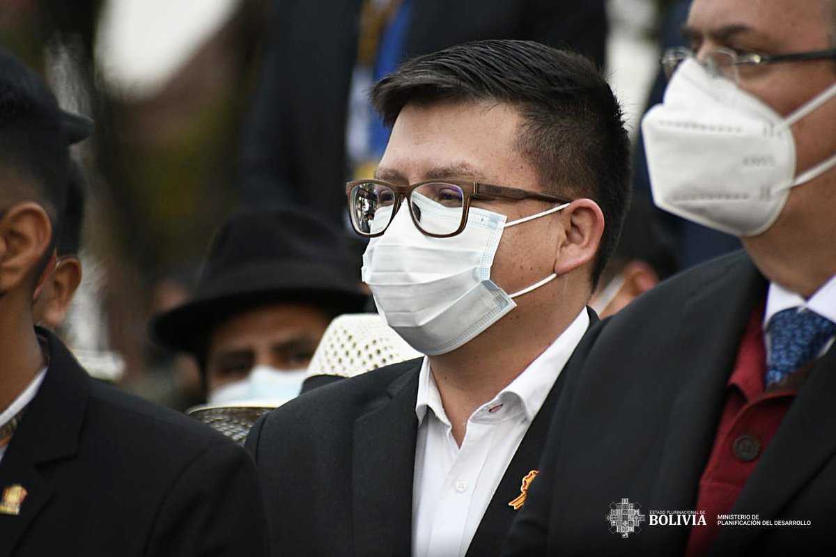minplanifica's tweet photo. (Hilo) #6DeAgosto | El Ministro de Planificación del Desarrollo, Sergio Cusicanqui, participó de los actos conmemorativos y la ofrenda floral por los 197 años de independencia de nuestro Estado Plurinacional Bolivia. https://t.co/iiAr7xWsA0