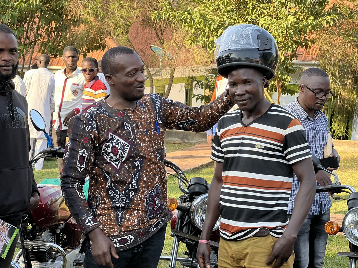 MathiasMpuuga's tweet photo. We’re rolling out one of our development projects intended to benefit our foot soldiers in Masaka City. We have organized them into various groups with each being supported to start an enterprise of their choice. #AccountabilityAndService https://t.co/amYMbZjCpF