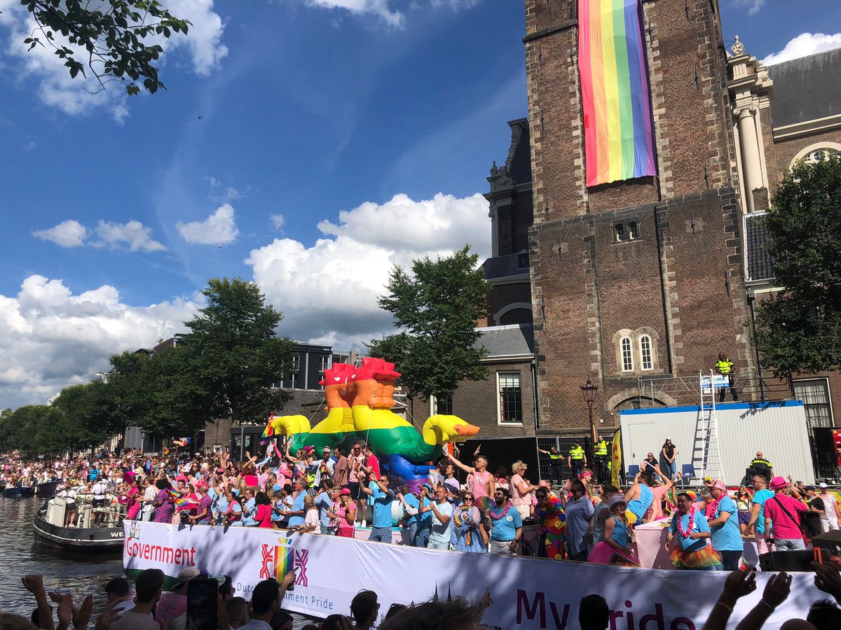 Plaatsvervangend secretaris-generaal Gerdine Keijzer-Baldé  (ministerie van Economische Zaken en Klimaat) vaart vandaag mee met de wereldberoemde botenparade Canal Parade. 

🏳️‍🌈 Pride Amsterdam heeft dit jaar als thema ‘My gender, My Pride’.