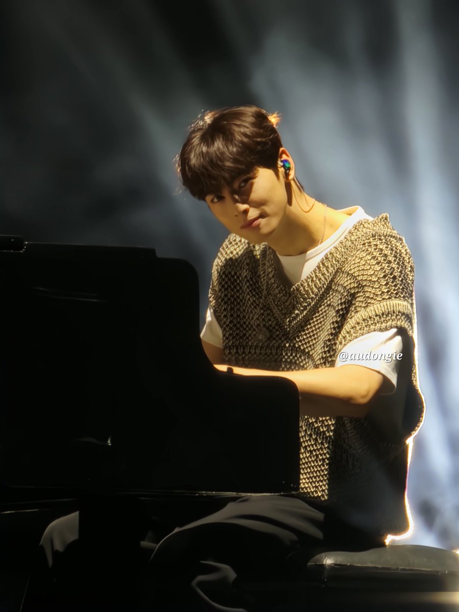 audongie's tweet photo. The way he looked here at the very moment 💜 https://t.co/Y4tQZYKX9x