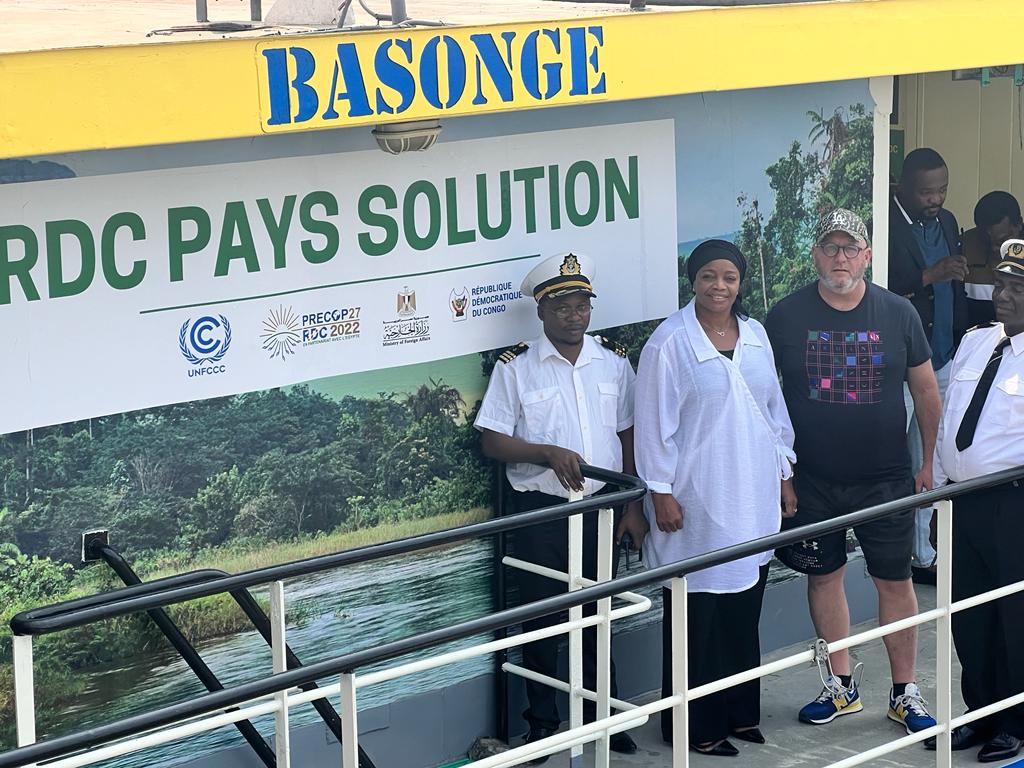 Evebazaiba's tweet photo. Enfin le Bateau #MPOKA a levé l'ancre ce Samedi avec les barges rénovées qui serviront d'hôtel flottant pour la réunion des Scientifiques prévue du 05 au 07 Septembre 2022 à Yangambi dans la province de la Tshopo dans le cadre des travaux préparatoires de la COP27 en #RDC. https://t.co/4aQhW7h9nB